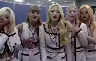 Стікер (G)I-DLE 👩‍👩‍👧‍👧