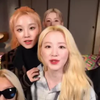 Стікер (G)I-DLE 👩‍👩‍👧‍👧