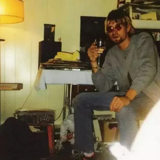 Эмодзи Kurt Cobain 2 🍷