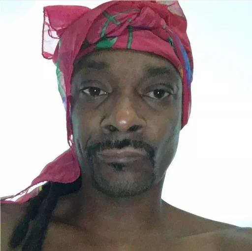 Емодзі Snoop Dogg  😐