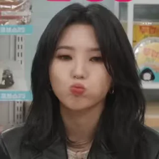 Soyeon (G)I-DLE emoji 🤤