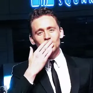 Tom Hiddleston | Том Хиддлстон stiker 😘
