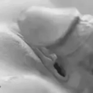 Девушка рукой помогает вводить хуй парня в свою вагину гиф